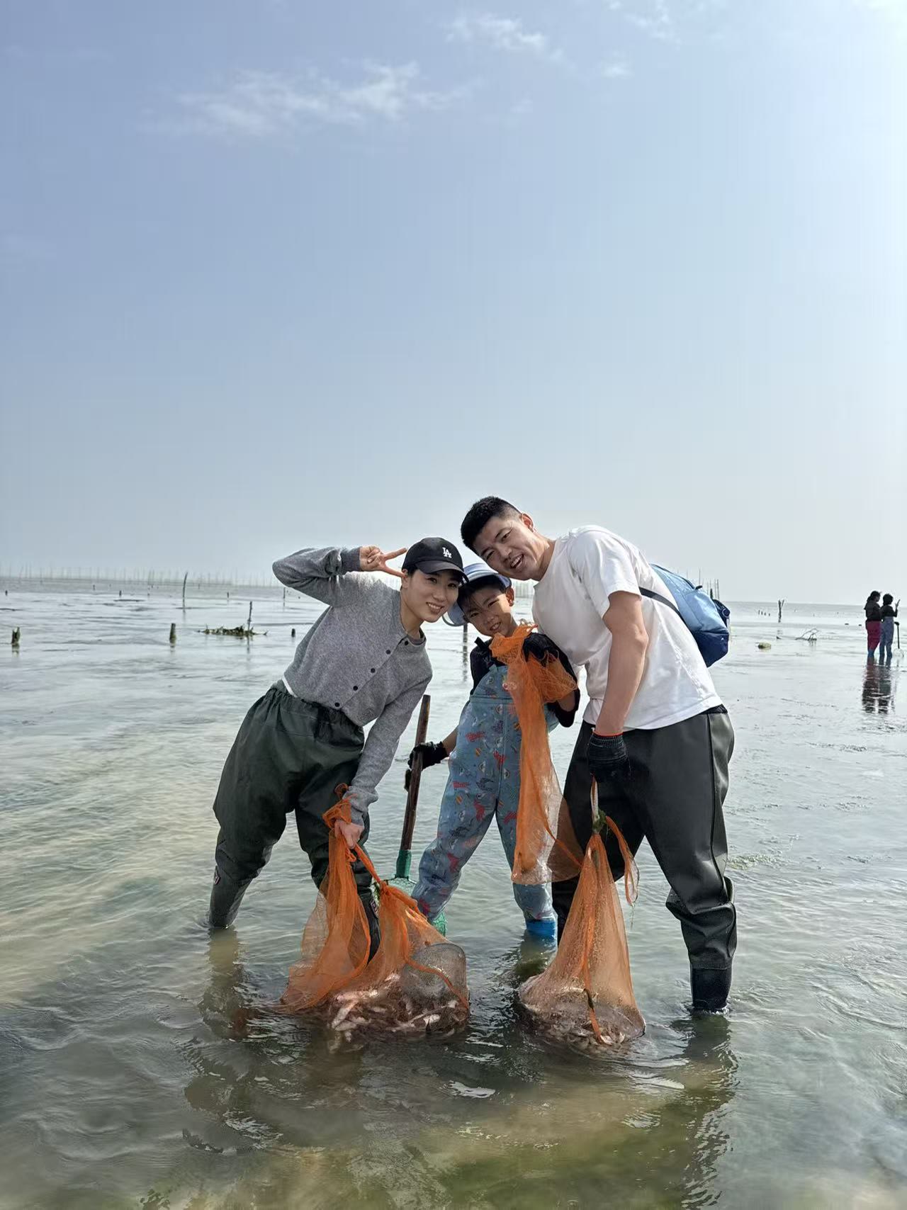 游客在北海银滩西村深度赶海围网捕鱼