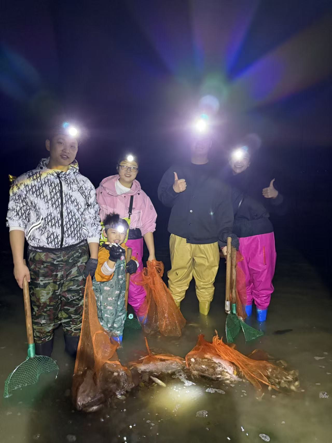 游客夜间赶海围网收获