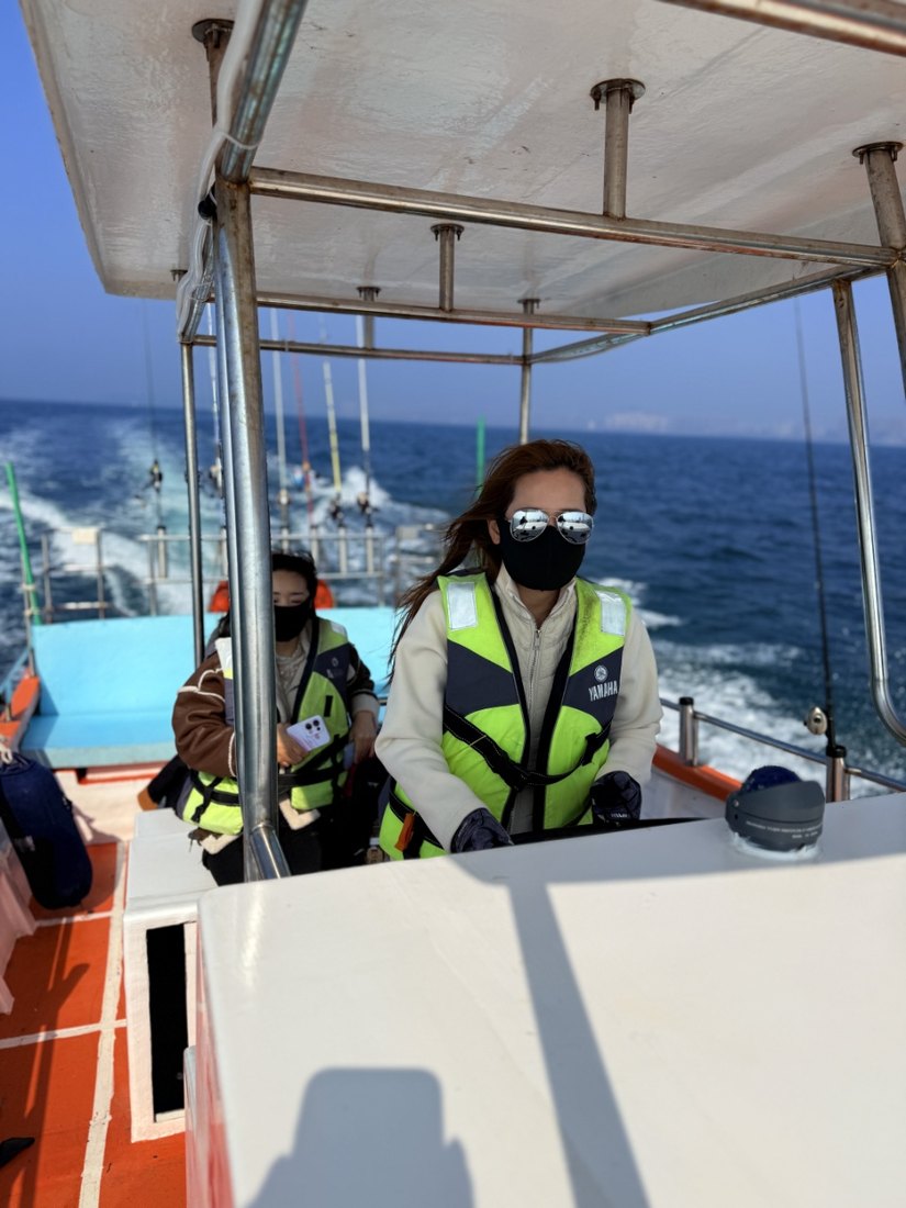 游客在9米钓鱼艇上出海